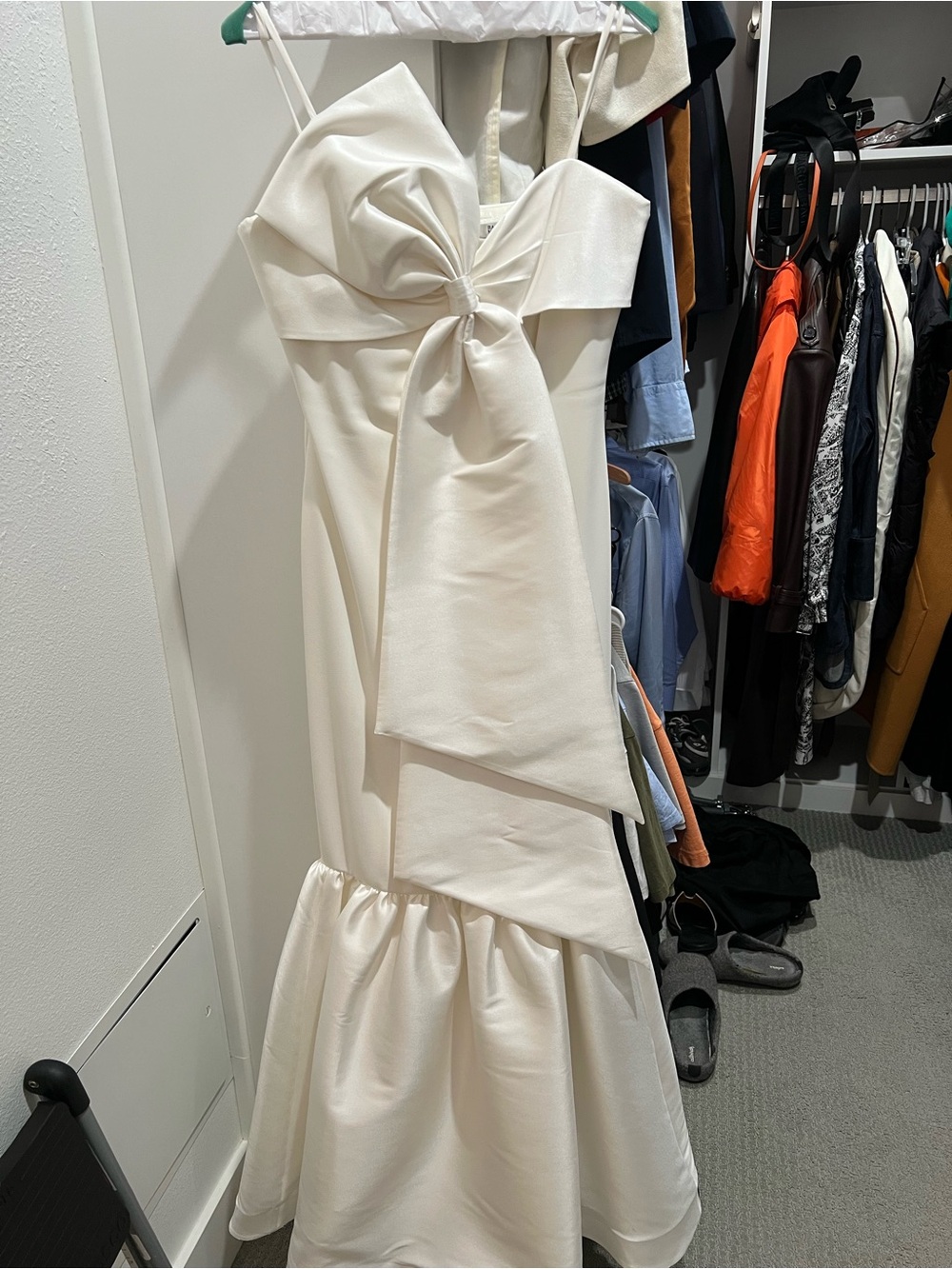 Badgley Mischka Ivory Bow-Detail Strap Dress